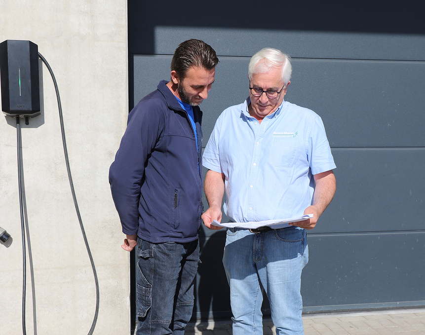 Zwei Mitarbeiter von Elektro Meurer bei der Abstimmung an einer Wallbox