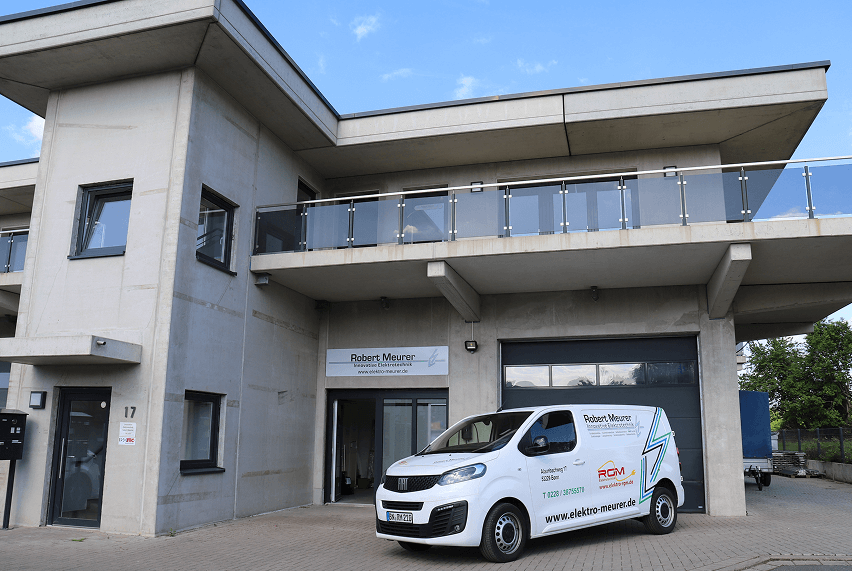 Firmengebäude von Elektro Meurer in Bonn-Pützchen mit gebrandetem Service-Fahrzeug